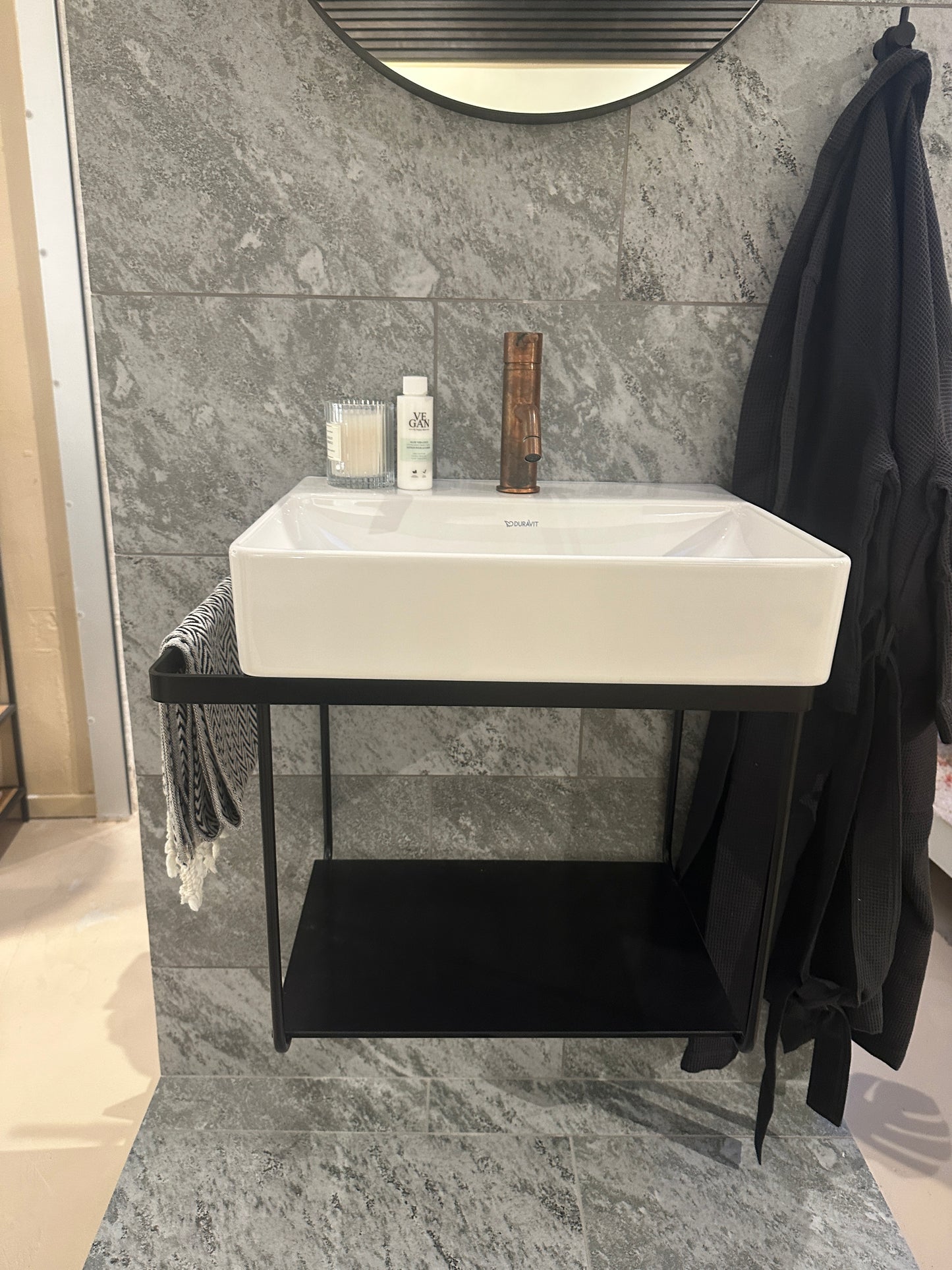 OUTLET Duravit badeværelsesmøbel 50x40cm , sort med porcelænsvask