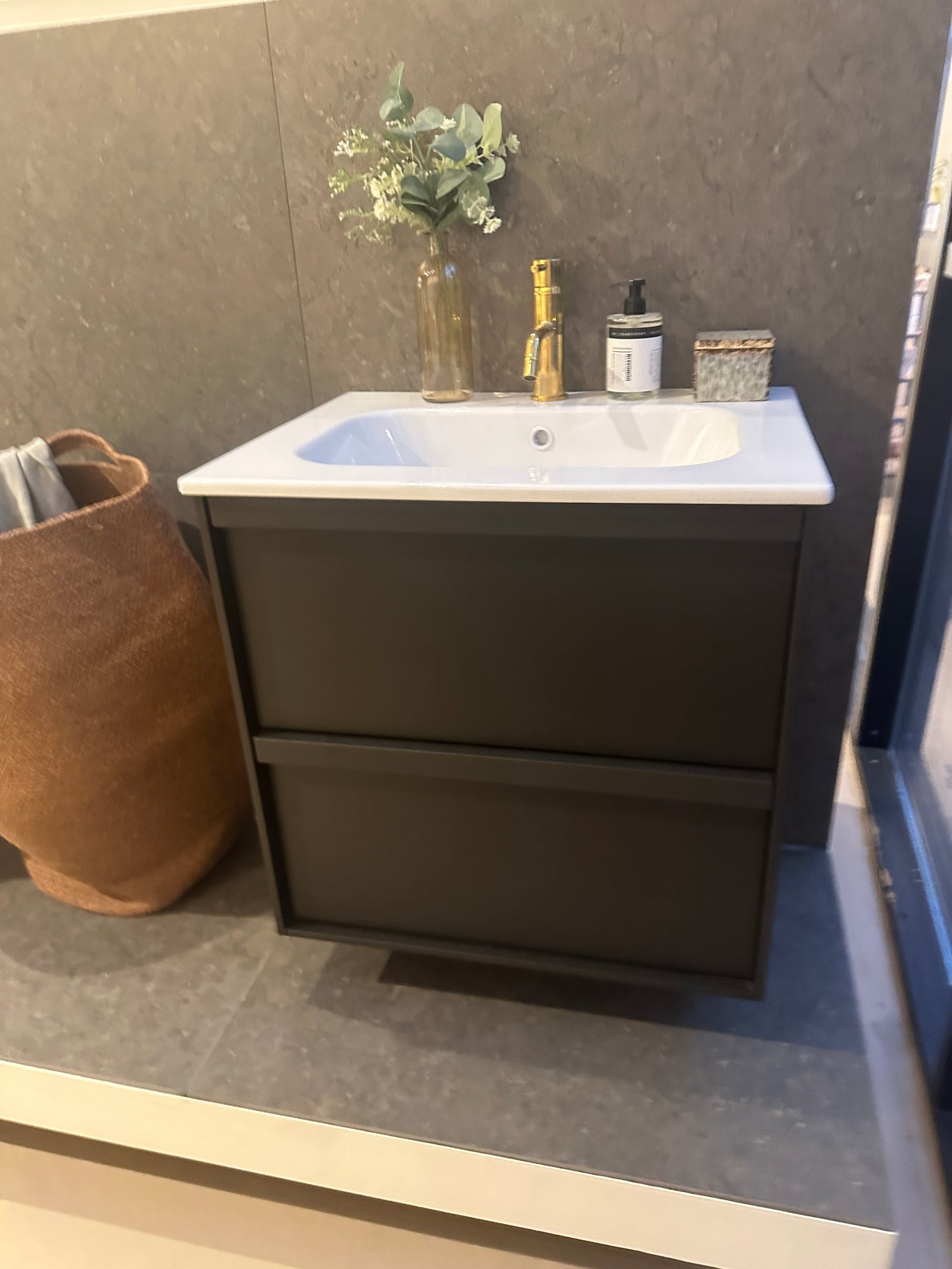 OUTLET H2 60cm, dark wood med porcelænsvask