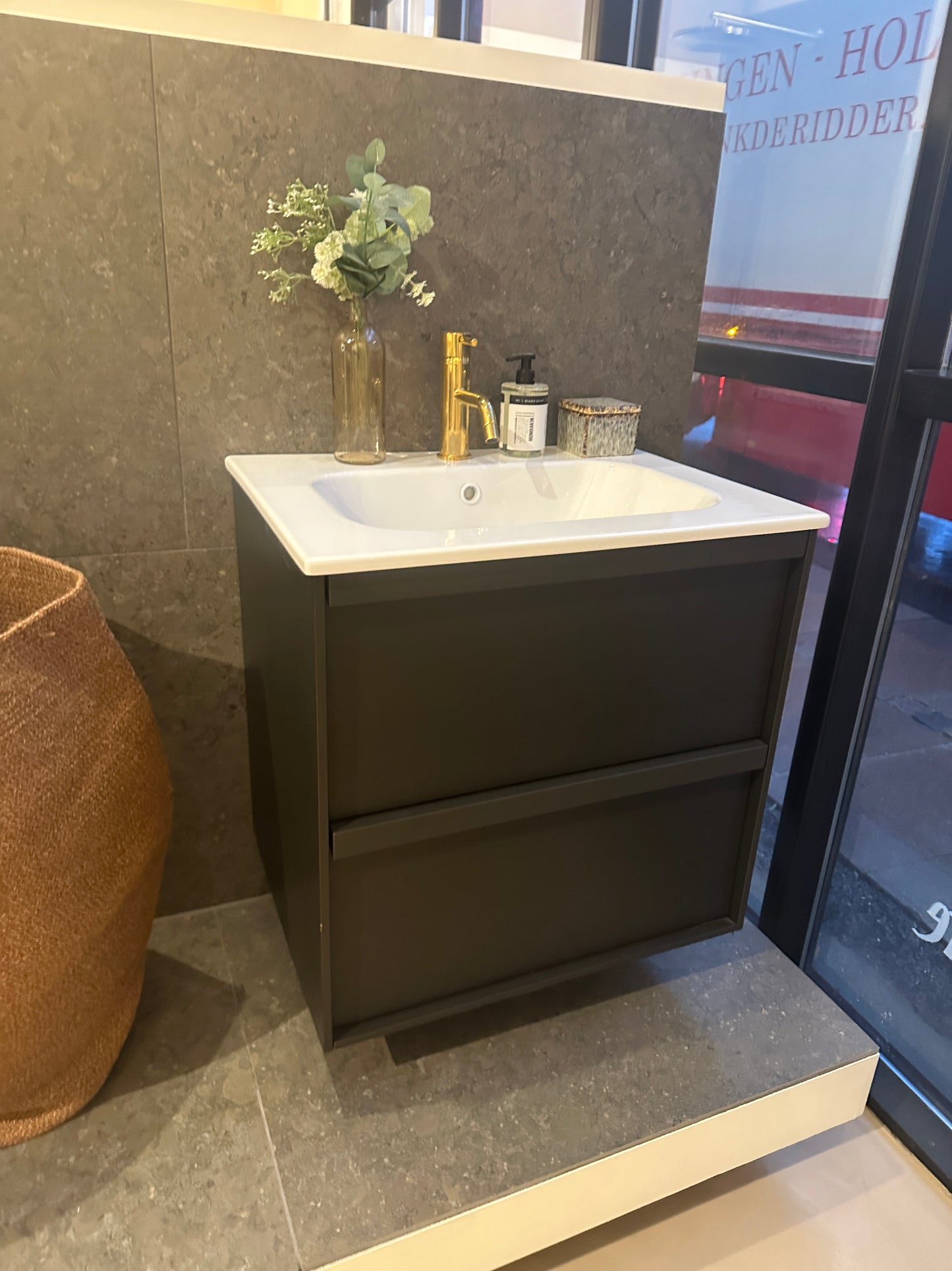 OUTLET H2 60cm, dark wood med porcelænsvask