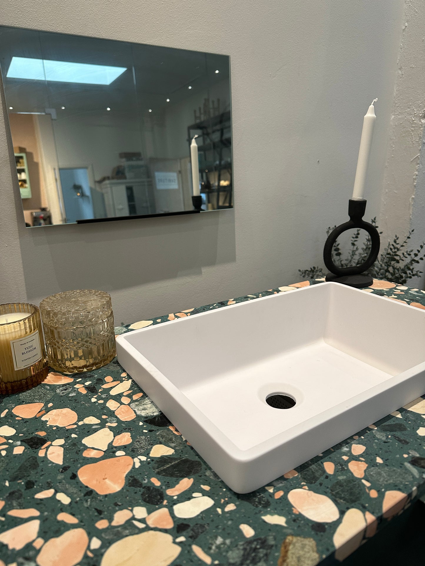 OUTLET H2 80cm, toniton green, terrazzo og solid surface
